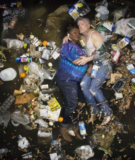 Un photographe dresse le portrait de gens à partir de leurs déchets de la semaine Dechets arts photo