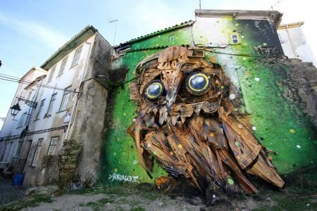 Un artiste portugais recycle des ordures en une sculpture géante Owl Eyes, Bordalo II, sculpture recyclée hibou