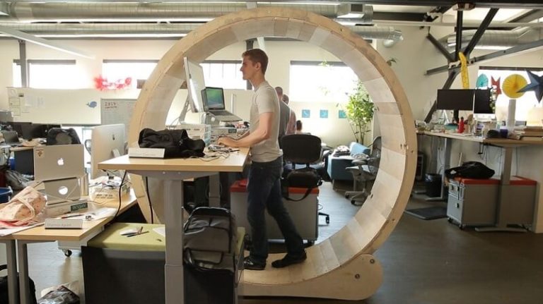 Travaillez mieux et gardez la santé au bureau avec cette roue de hamster
