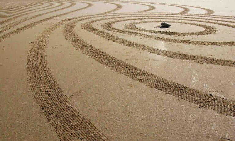 Il utilise les plages du monde comme toiles vierges