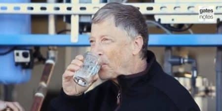 Bill Gates boit de l'eau tirée d'excrements