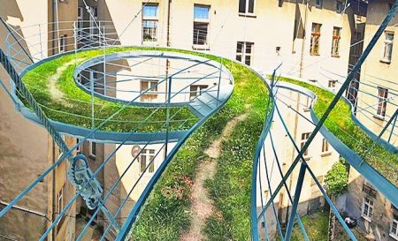 Une passerelle verte suspendue comme alternative inattendue au balcon