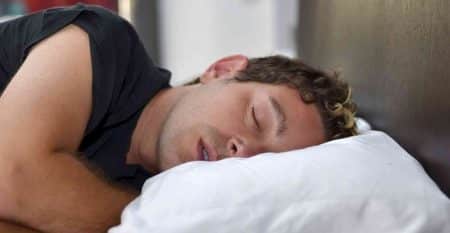 5 bonnes raisons de dormir sur le côté gauche Dormir coté gauche, santé
