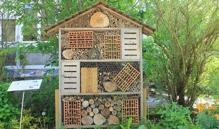Écosystème : les hôtels à insectes au cœur de la biodiversité Hotel à insectes dans le jardin