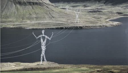 Pylones électriques, formes humaines, Islande
