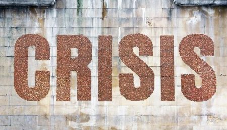 « Crisis », l’oeuvre de street art avec 1000€ en pièces de 2 cents SpY, Crisis, street-art