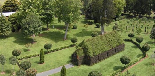 église construite à partir d'arbres, Brian Cox
