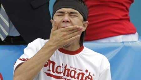 Matt Stonie, le nouveau roi du hot-dog aux Etats-Unis Matt Stonie, hot-dogs, Nathan's Famous
