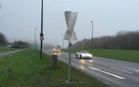 Une éolienne récupère le vent créé par les voitures sur l’autoroute Capture Mobility, éolienne au bord des routes