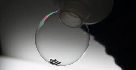Energie solaire: cette cellule photovoltaïque tient sur une bulle de savon Cellule solaire, Bulle de Savon