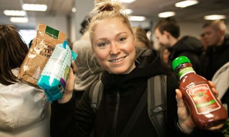 WeFood, le premier supermarché aux produits périmés ouvre au Danemark Jeune cliente, Supermarché WeFood