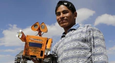 À 17 ans, il fabrique le robot WALL-E en recyclant des déchets Wall-E, Bolivie, Esteban
