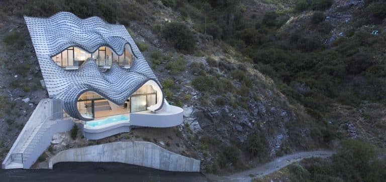 Une maison écologique creusée dans une colline en Espagne
