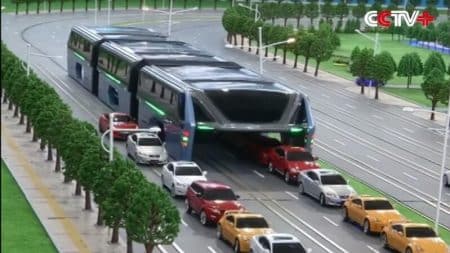 Bus qui enjambe un embouteillage en Chine