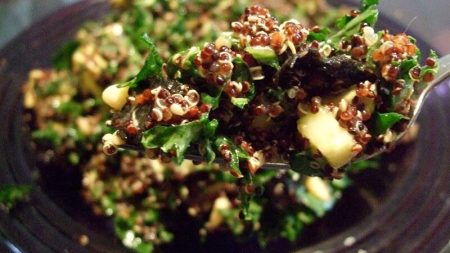 Le quinoa: une plante passe-partout qui prévient de la malnutrition et de la famine Salade avec du quinoa