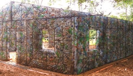 Un village entier au Panama construit en bouteilles en plastique Village construit avec des bouteilles en plastique au Panama