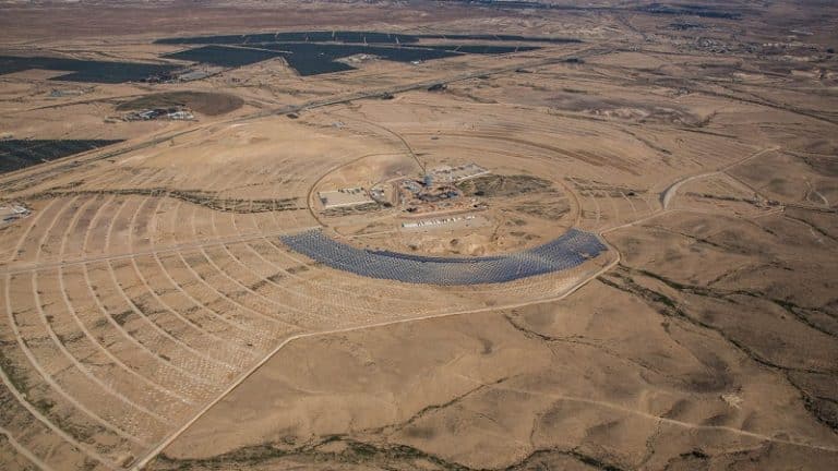 Ashalim, la plus haute tour de centrale solaire au monde prend forme en Israël
