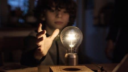 Un suédois invente Flyte, une ampoule qui lévite Flyte, Ampoule, Lévitation, Bois