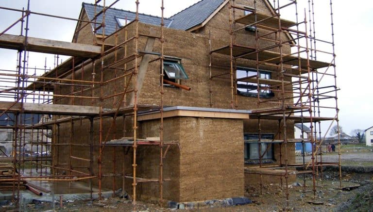 Bioconstruction: une maison construite avec du chanvre, c’est peu coûteux et ça respecte l’environnement !