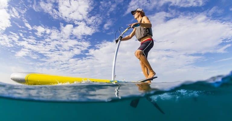 Mirage Eclipse, le stand up paddle à pédales pour marcher sur l&rsquo;eau