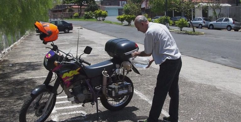 Un Brésilien invente et construit un « moteur à eau » pour sa moto