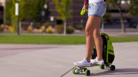Movpak, le skate électrique dans un sac à dos Movpak, Planche électrique, Sac
