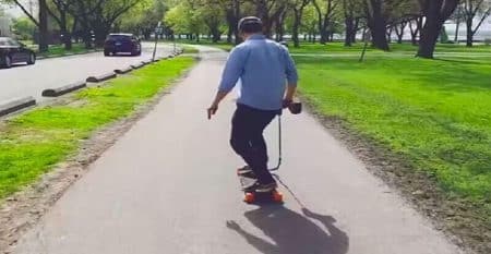 Il crée un skate électrique à partir d’une perceuse Skate électrique qui fonctionne à l'énergie d'une perceuse
