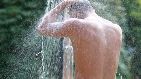 Voilà pourquoi vous devriez uriner sous la douche Uriner sous la douche