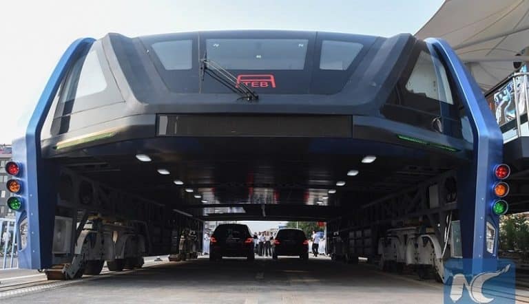 La Chine a déjà construit son bus qui passe au dessus des voitures