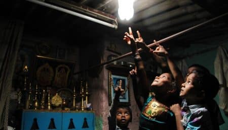 Des bouteilles en plastique pour apporter la lumière aux pays les plus pauvres du monde Liter of light, lampe solaire
