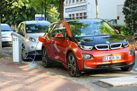 Paris mettrait fin aux voitures essence et diesel d’ici 2030