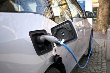 Royaume-Uni : les stations-service bientôt contraintes de proposer des bornes de recharge électriques