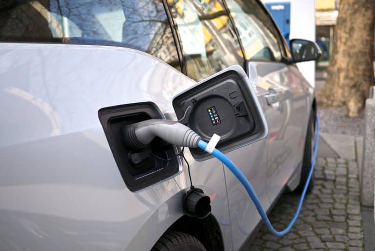 Royaume-Uni : les stations-service bientôt contraintes de proposer des bornes de recharge électriques