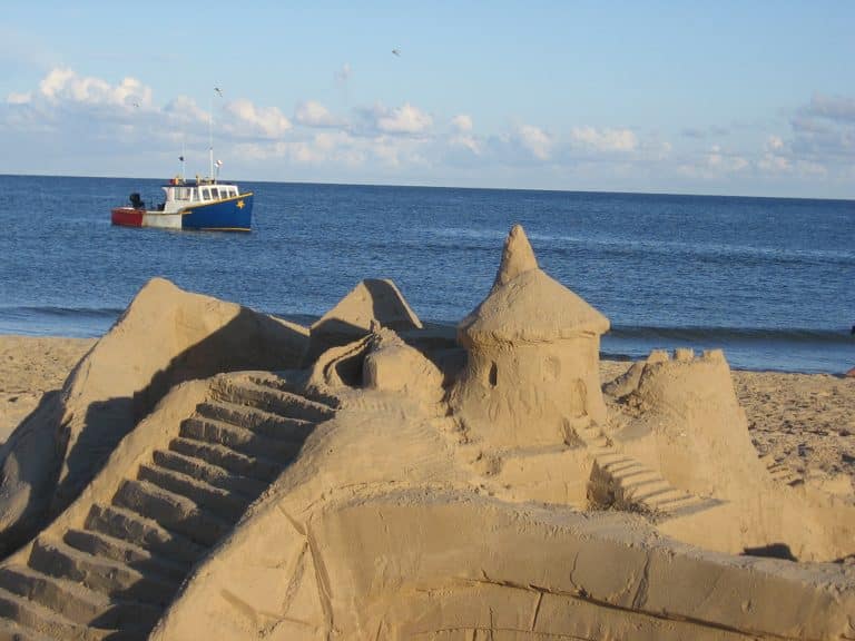 Il vit dans un château de sable à Rio de Janeiro depuis 22 ans