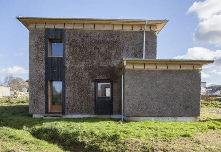 Construction : en Bretagne, une maison en roseau ultra-robuste et écolo