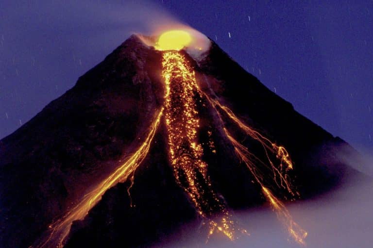 Le volcan Mayon s’est à nouveau réveillé : plus de 60 000 personnes évacuées