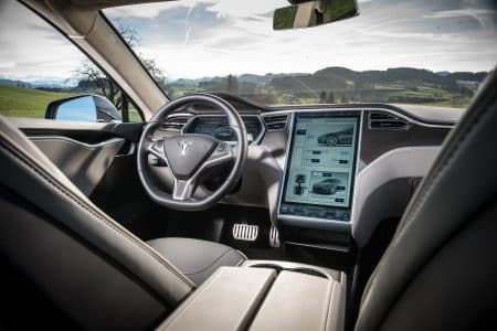 Le Tesla Model 3 devient la berline familiale la plus vendue de France, devant le Peugeot 508