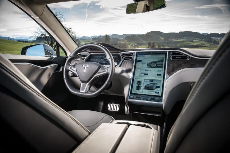 Le Tesla Model 3 devient la berline familiale la plus vendue de France, devant le Peugeot 508