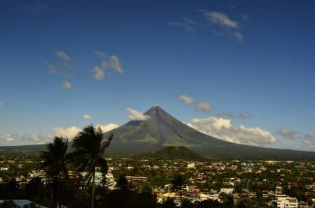 Philippines : le volcan Mayon est entré en éruption mayon