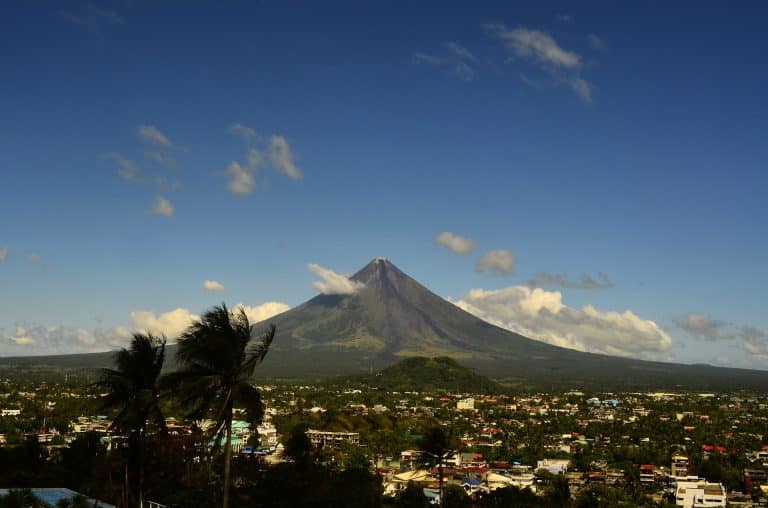 Philippines : le volcan Mayon est entré en éruption