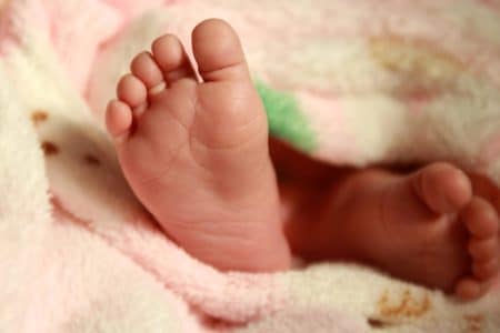À quel âge les femmes ont-elles leur premier enfant ?