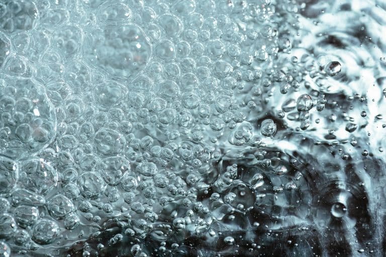 Une étude révèle que des particules de plastique contaminent l’eau en bouteille