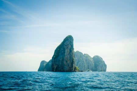 Une plage de Thaïlande souillée par le tourisme de masse est obligée de fermer plage