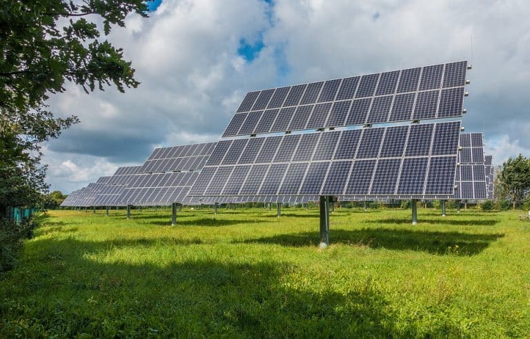 Les Emirats Arabes Unis entament les travaux de la plus grande centrale solaire du monde
