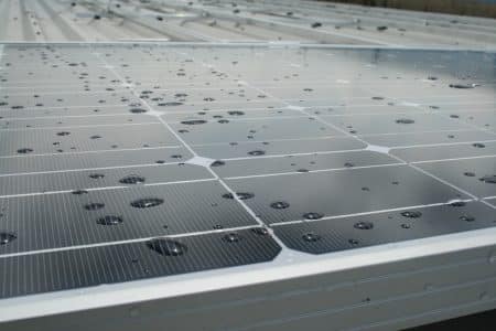 Des panneaux photovoltaïques fonctionnant à l’eau de pluie ? Oui ça existe !