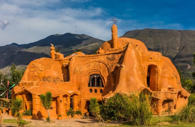 Colombie : un architecte sculpte sa maison dans de l&rsquo;argile, et le résultat est époustouflant