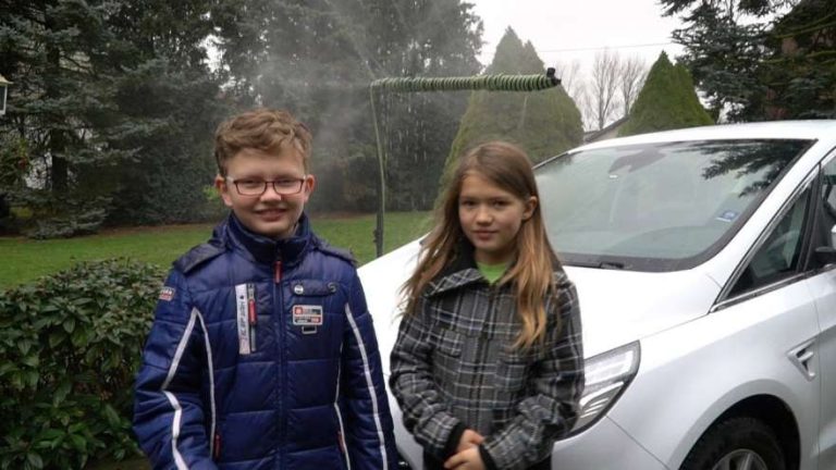 Deux enfants créent un système qui nettoie le pare-brise de la voiture grâce à l&rsquo;eau de pluie !