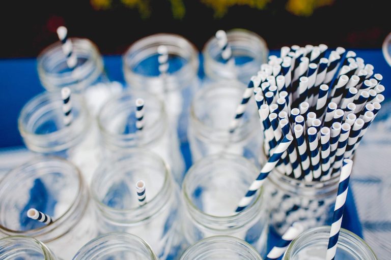 Le Royaume-Uni compte interdire les cotons-tiges et les pailles en plastique