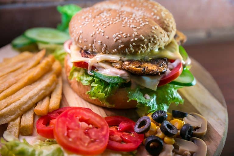 Le burger : un plat adoré de tous et néfaste pour la planète