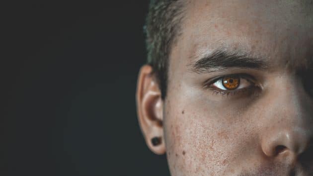Les lentilles colorées peuvent être dangereuses pour les yeux lentilles